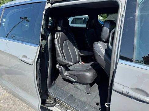 Used 2025 Chrysler Pacifica Select FWD image 17
