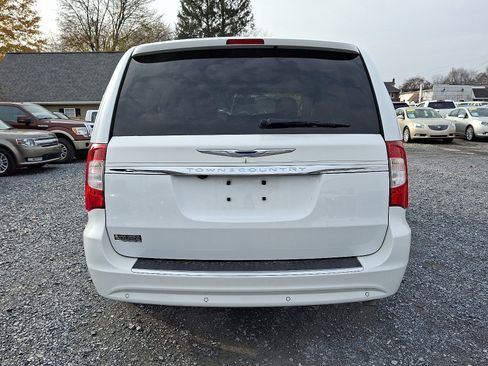 Used 2016 Chrysler Town & Country Touring-L image 6