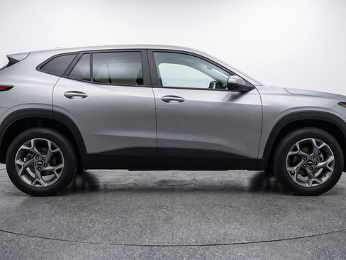 Used 2025 Chevrolet Trax LT FWD image 11