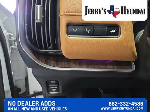 Used 2025 Nissan Armada Platinum Reserve RWD image 16