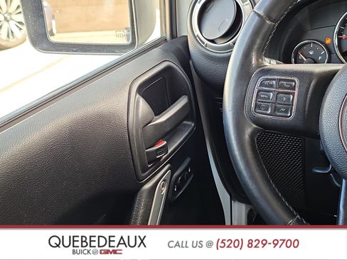 Used 2016 Jeep Wrangler Unlimited Rubicon w/ Connectivity Group AWD/4WD image 21