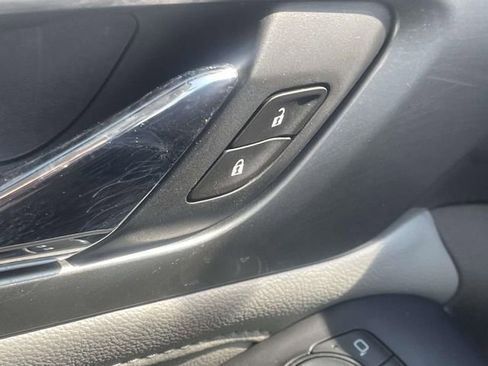 Used 2020 Chevrolet Traverse LT FWD image 25