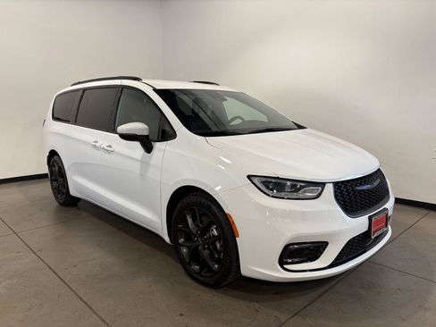 Used 2023 Chrysler Pacifica Touring-L w/ S Appearance Package FWD image 1