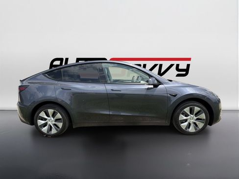 Used 2023 Tesla Model Y 2WD image 4