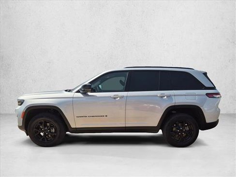 Used 2025 Jeep Grand Cherokee 4WD image 9