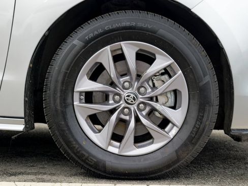 Used 2023 Toyota Sienna XLE FWD image 12