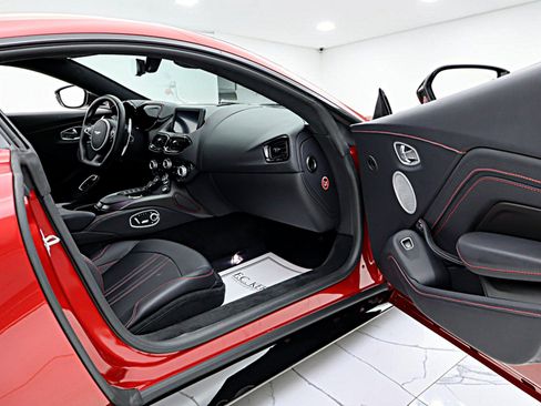 Used 2023 Aston Martin V8 Vantage Coupe RWD image 41
