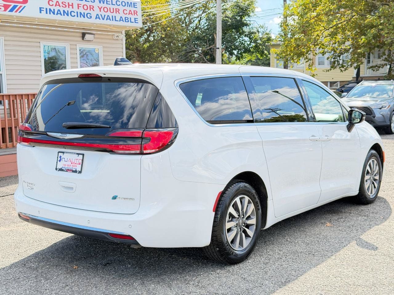 Used 2024 Chrysler Pacifica Limited FWD image 4