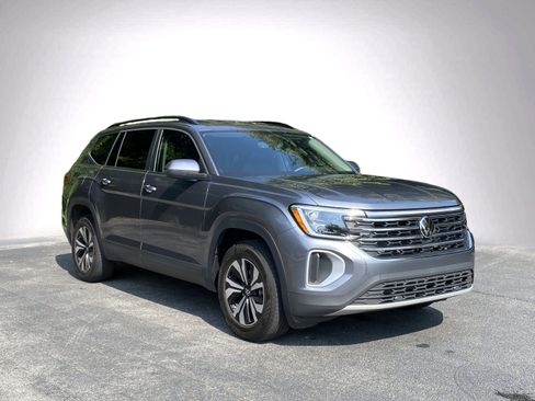 Used 2025 Volkswagen Atlas SE FWD image 2