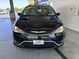 Used 2020 Chrysler Pacifica Touring-L image 3