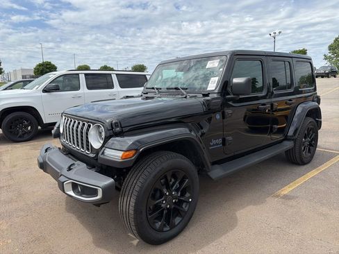 Used 2025 Jeep Wrangler Unlimited Sahara AWD/4WD image 4