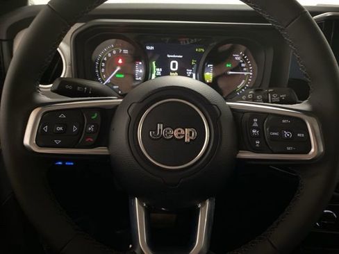 Used 2025 Jeep Wrangler Unlimited Sahara w/ Safety Group AWD/4WD image 36