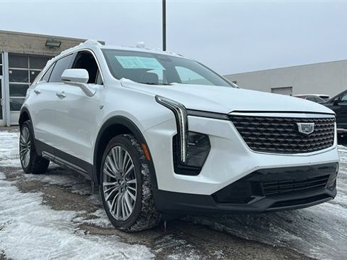 Used 2024 Cadillac XT4 Premium Luxury image 2
