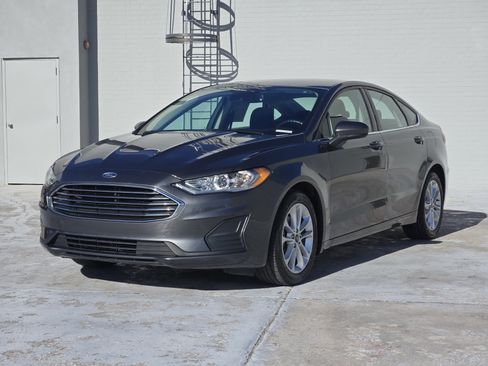 Used 2020 Ford Fusion SE image 4