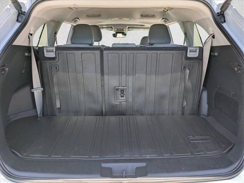 Used 2024 Toyota Highlander XLE FWD image 6