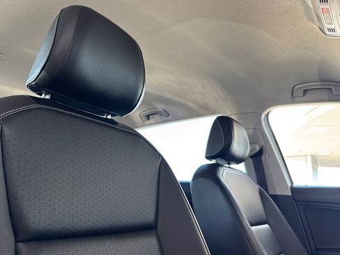 Used 2021 Volkswagen Tiguan SE image 14