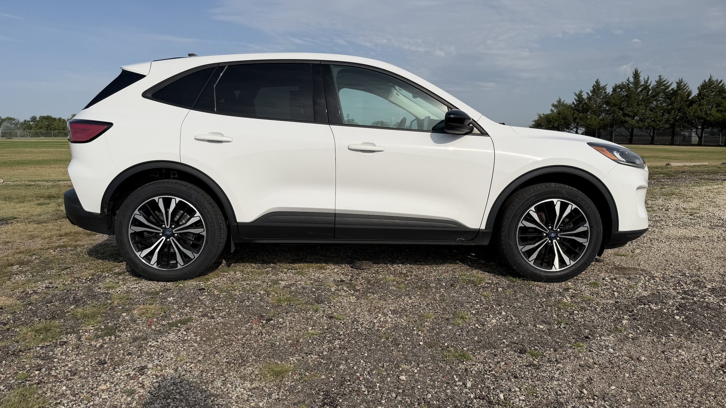 Used 2022 Ford Escape SE w/ SE Sport Appearance Package AWD/4WD image 2