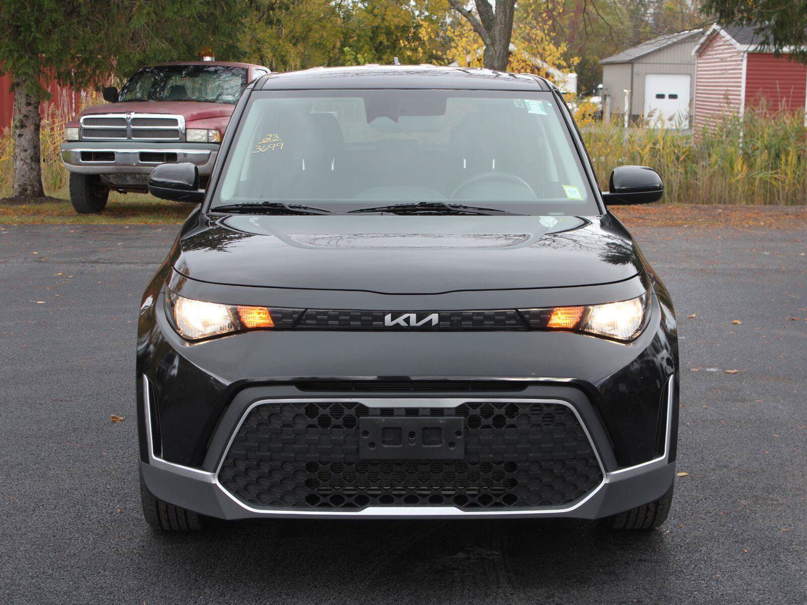 Used 2023 Kia Soul LX FWD image 2