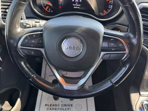 Used 2021 Jeep Grand Cherokee Laredo AWD/4WD image 26