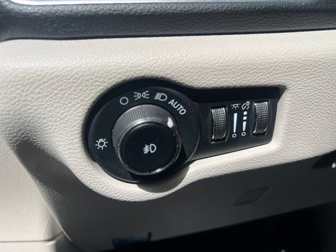 Certified 2023 Chrysler Pacifica Limited FWD image 32