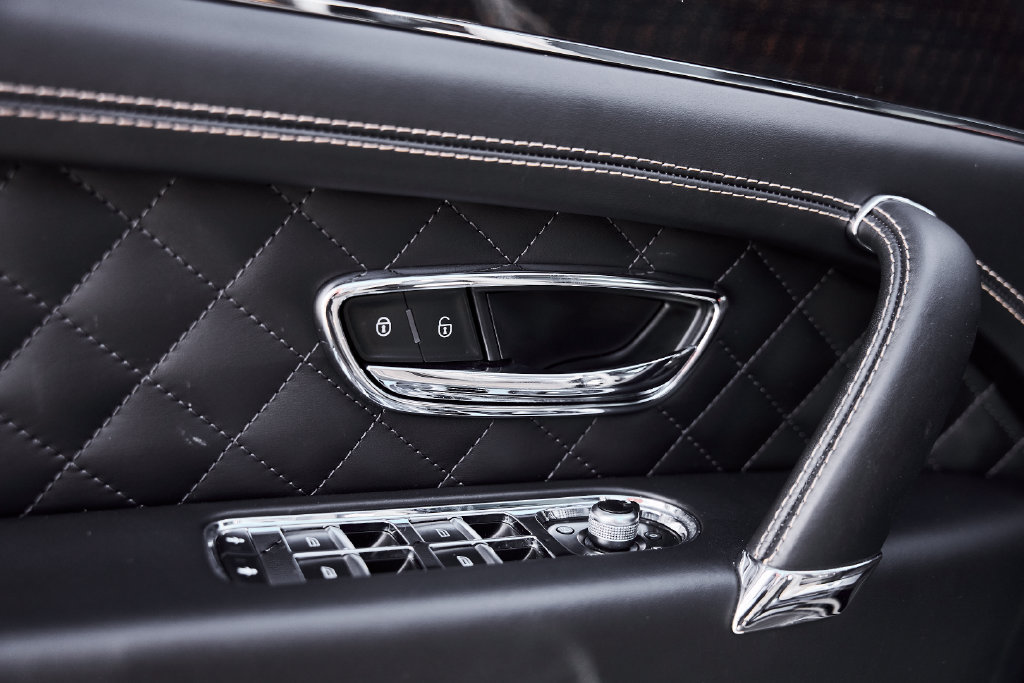 Used 2017 Bentley Bentayga AWD/4WD image 28