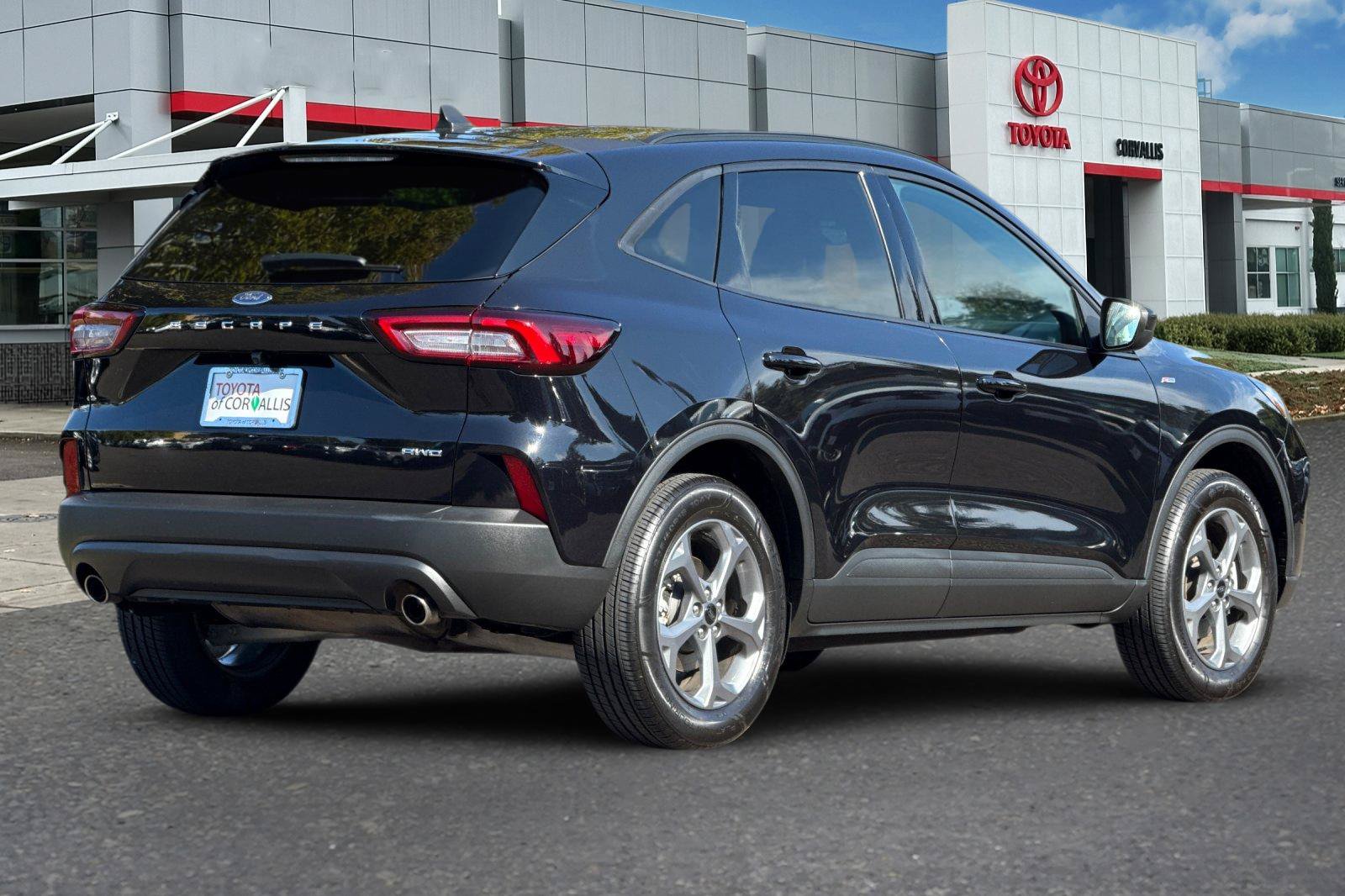 Used 2025 Ford Escape ST-Line Select AWD/4WD image 4