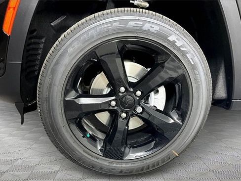 New 2025 Jeep Grand Cherokee Altitude image 13