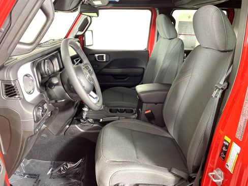 Used 2025 Jeep Wrangler Unlimited Sahara AWD/4WD image 15