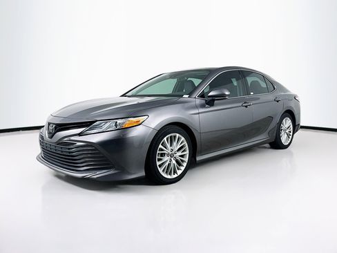 Used 2019 Toyota Camry XLE w/ Navigation Package FWD image 3