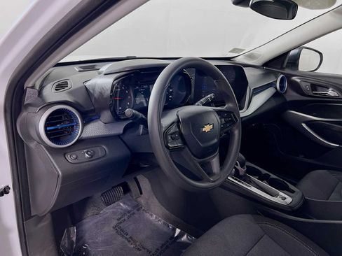 Used 2025 Chevrolet Trax LS FWD image 9