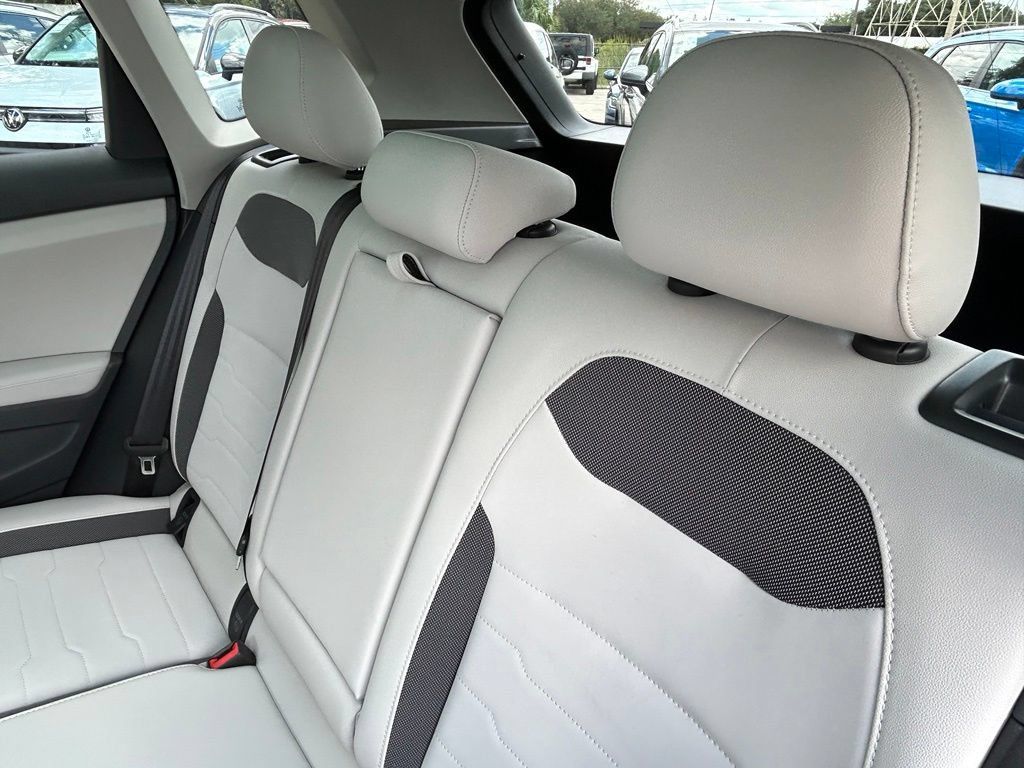 New 2026 Volkswagen Taos SE FWD image 46