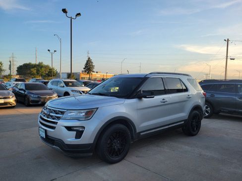 Used 2018 Ford Explorer XLT w/ Equipment Group 202A AWD/4WD image 3