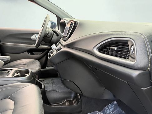 Used 2022 Chrysler Pacifica Touring-L w/ S Appearance Package FWD image 30