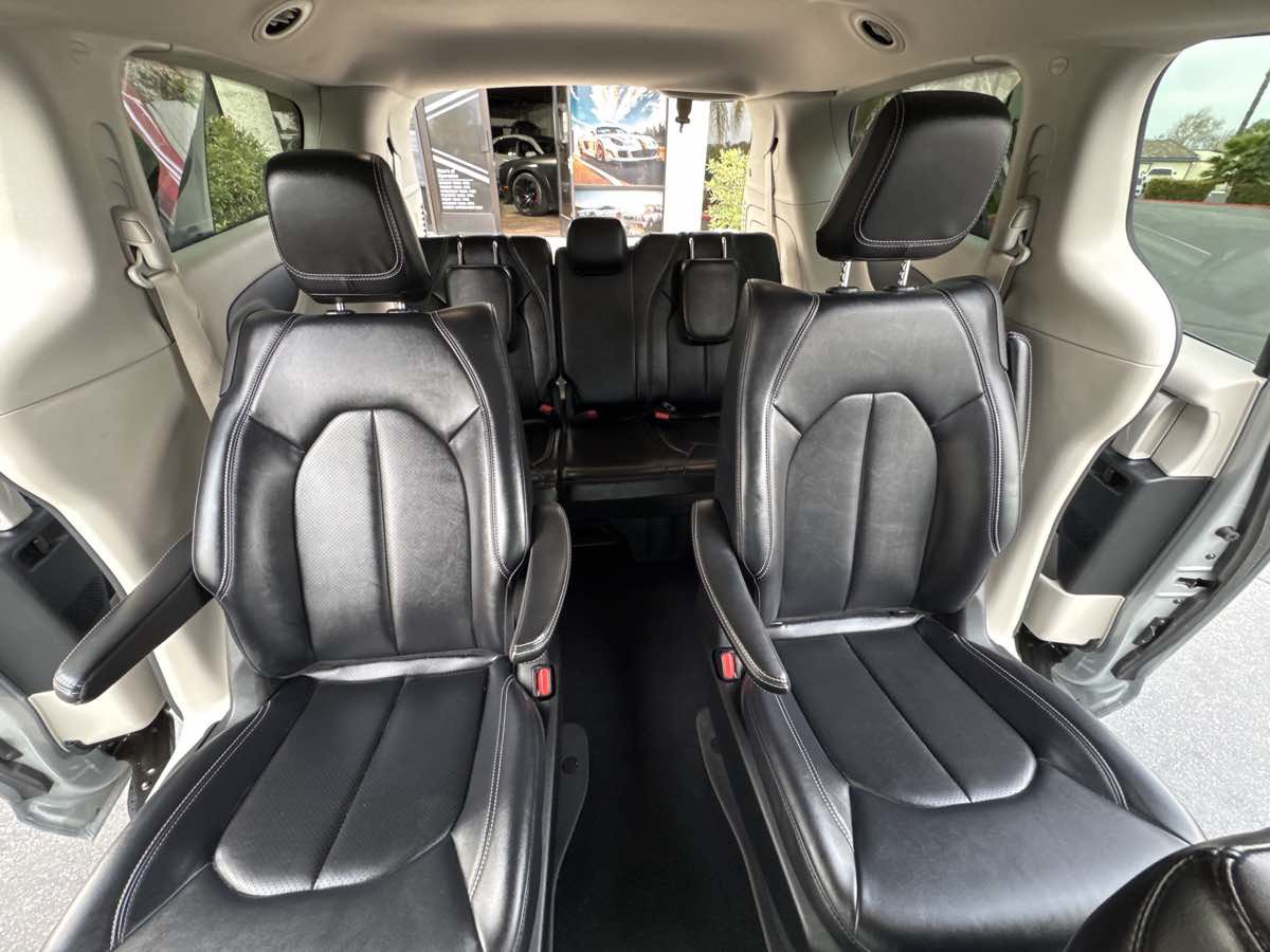 Used 2024 Chrysler Pacifica Limited FWD image 22