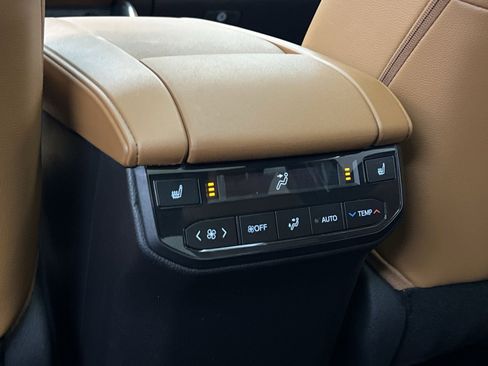 Used 2025 Toyota Highlander Platinum AWD/4WD image 30