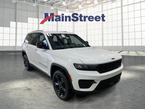 Used 2025 Jeep Grand Cherokee Altitude AWD/4WD image 7