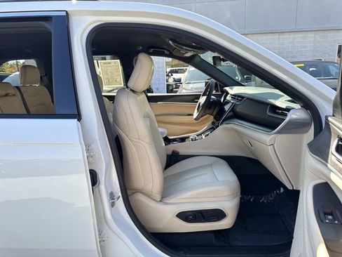 Certified 2023 Jeep Grand Cherokee Limited w/ Trailer Tow Prep Group (B) image 11