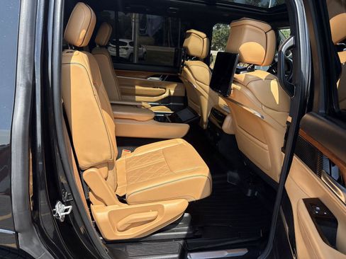 Used 2022 Jeep Grand Wagoneer Series III w/ Rear Seat Video Group 1 AWD/4WD image 14