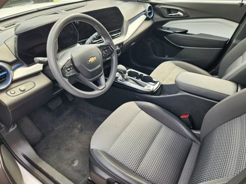 Used 2024 Chevrolet Trax LT FWD image 8
