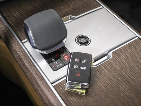 Used 2024 Land Rover Range Rover Long Wheelbase SE image 33