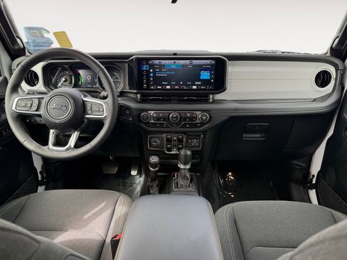 Used 2025 Jeep Wrangler Unlimited Sahara AWD/4WD image 15