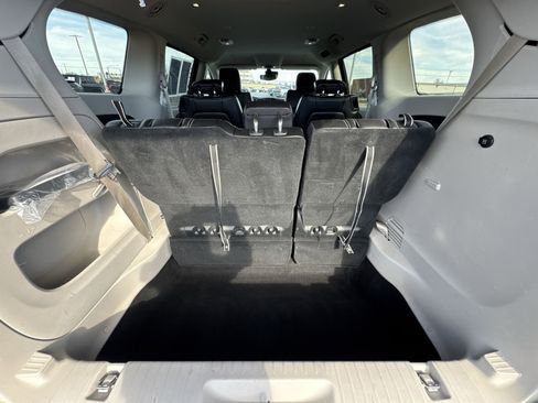 Used 2024 Chrysler Pacifica Touring-L image 24