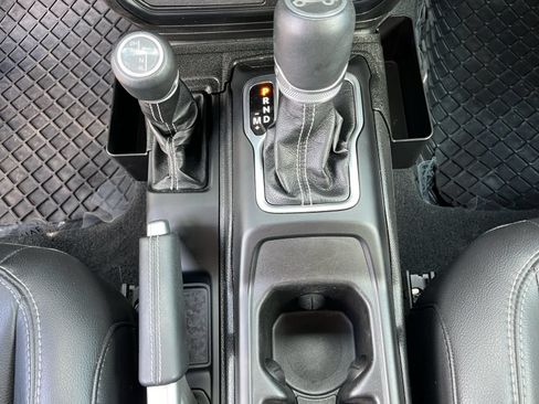 Used 2019 Jeep Wrangler Unlimited Sahara AWD/4WD image 27