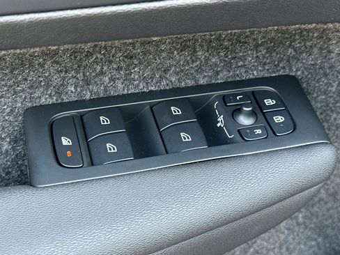 Used 2025 Volvo XC40 B5 Plus image 13