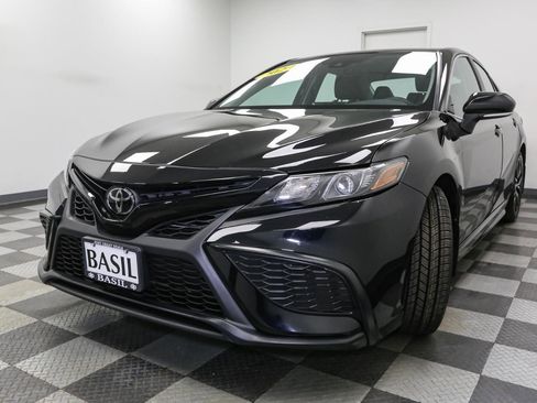 Used 2024 Toyota Camry SE image 4