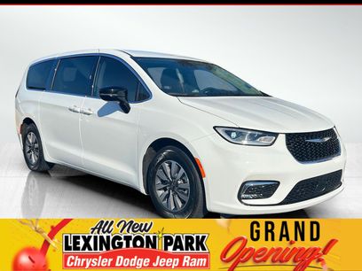 Used 2024 Chrysler Pacifica Select w/ Uconnect Theater Family Group