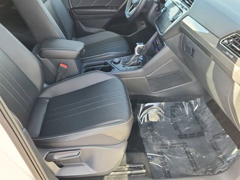 Certified 2024 Volkswagen Tiguan SE image 13