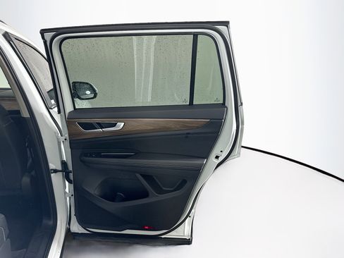 Used 2025 Volkswagen Atlas SE image 31