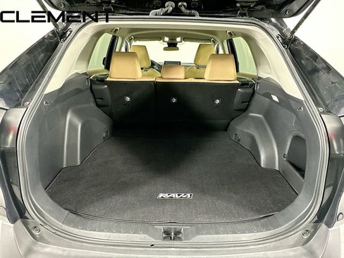 Used 2022 Toyota RAV4 LE image 9