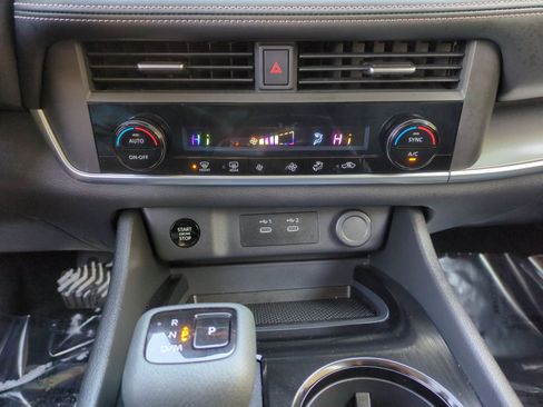 Used 2025 Nissan Rogue SV image 14